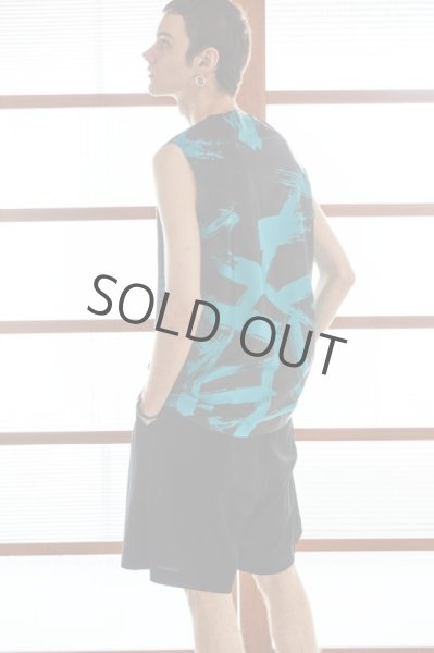 画像4: TAUPE / GRAPHICAL SMOOTH SLEEVELESS TOP (BLACK) (4)